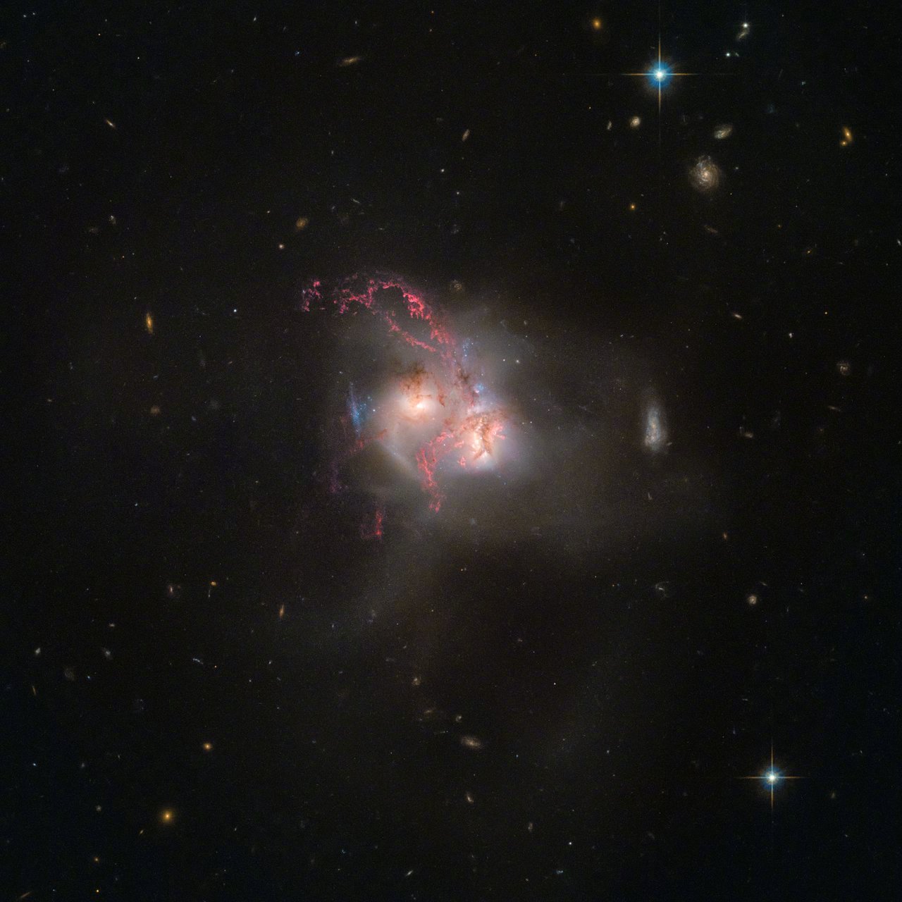 NGC 5256，位于大熊座，由两个盘状星系组成，这两个星系正在碰撞中，距离我们