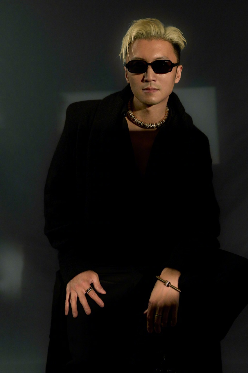 谢霆锋抛媚眼随便一个wink都帅到犯规，时间仿佛在他身上按下了暂停键，皮贴骨的状