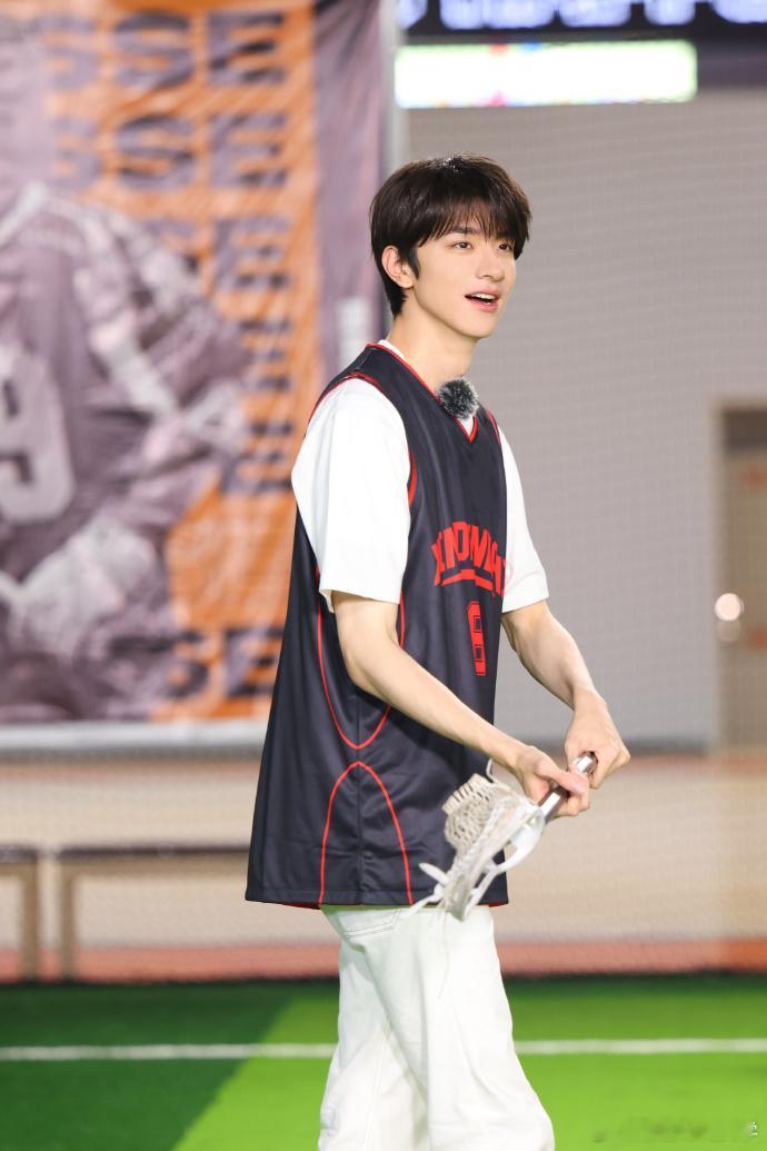 #林一清爽男大##林一捕球少年#今天是运动系少年林一运动起来也狠狠流汗啦！大家一