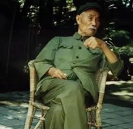 1978年的一天，北京一家普通理发店。


一位头发花白、留着浓密胡须的老人理完