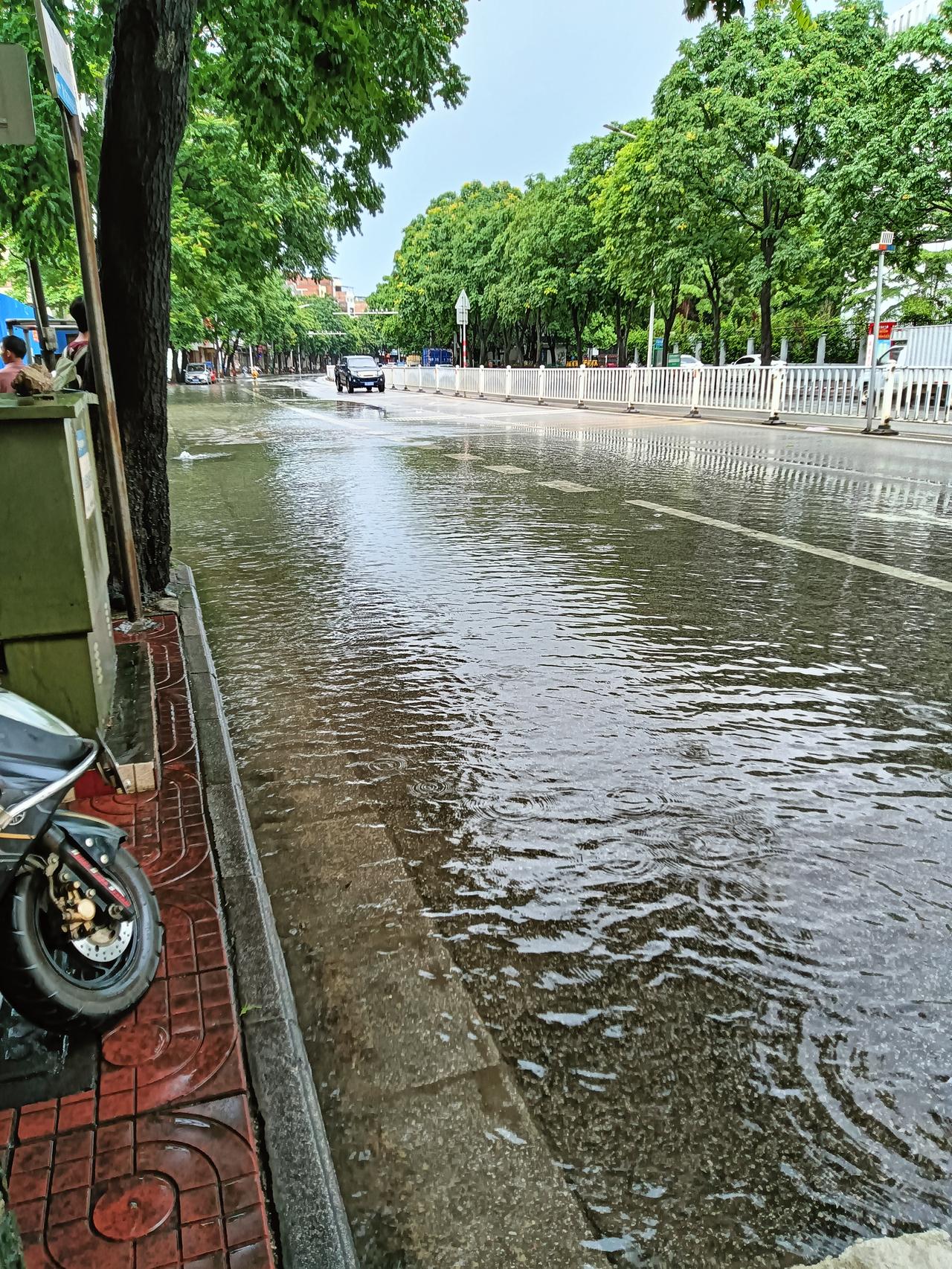 近日持续的强降雨使贵港市城区内涝严重，下午所见港北区江北大道内涝有所放缓些。但所
