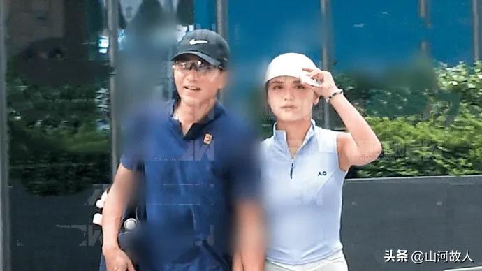 刘恺威新恋情曝光，小19岁港模颜值气质双在线，车内亲密互动甜度拉满。

 
10