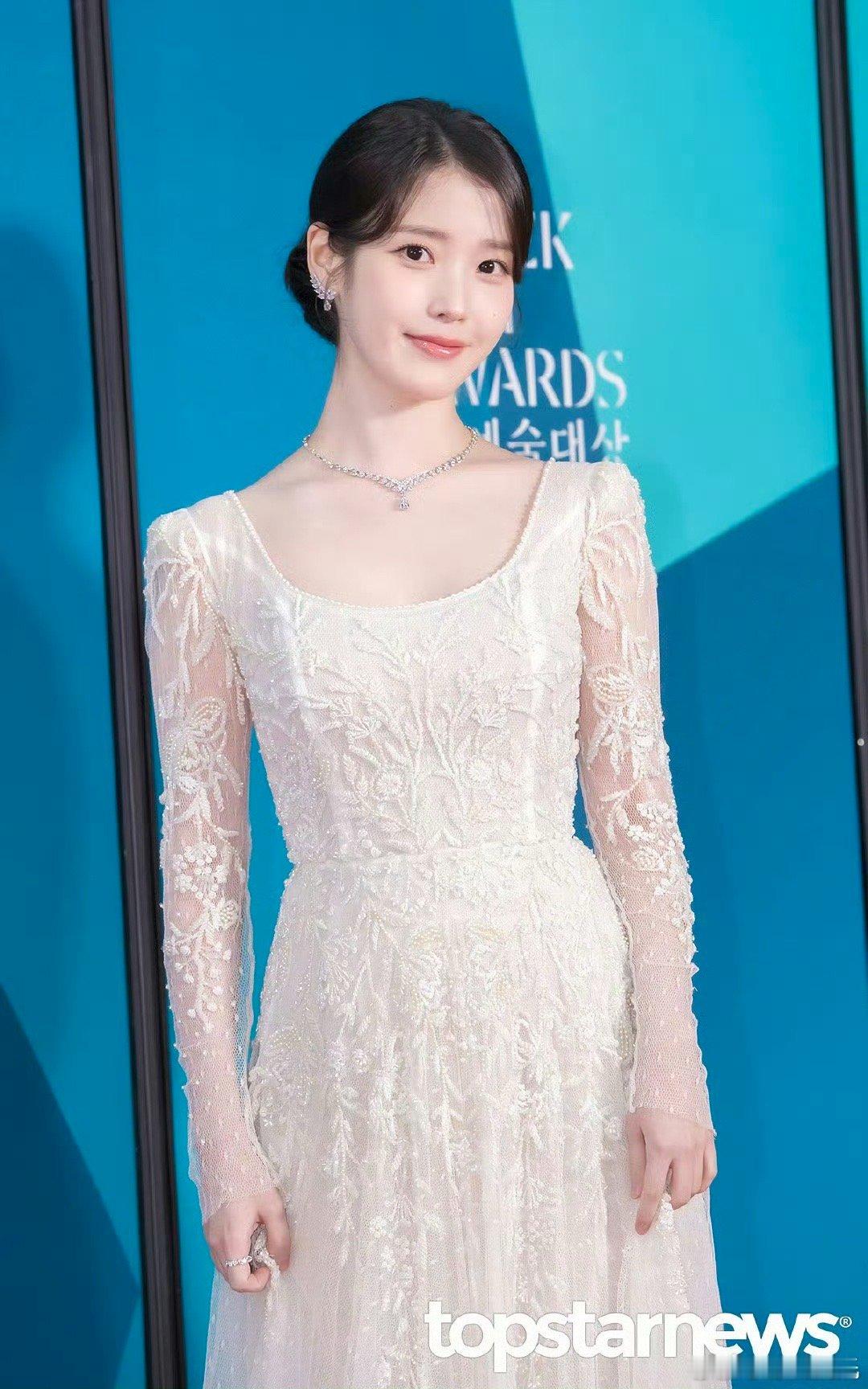 IU陪跑三次了这一次百想苦尽柑来盆满钵满，可惜就是没拿到最佳女主…… ​​​