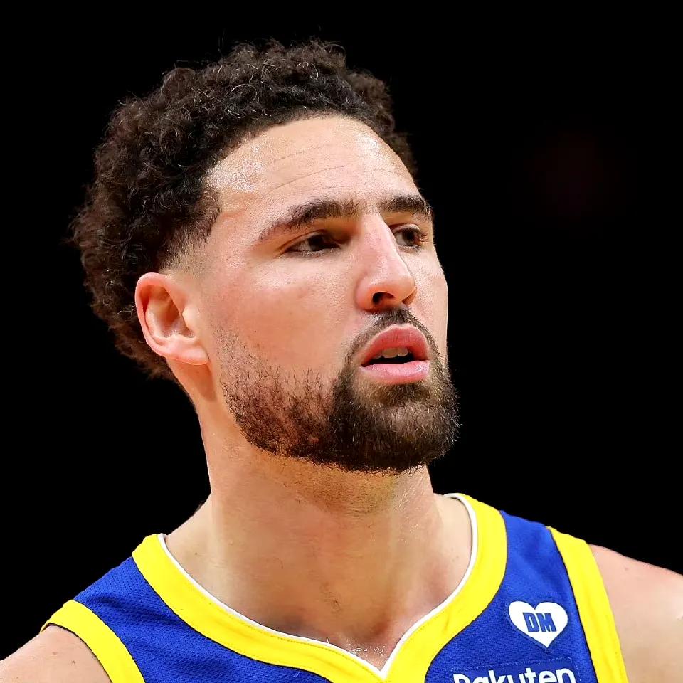 NBA高管认为
克莱年薪为2000-2500万左右
也可以先去自由市场溜达一圈，