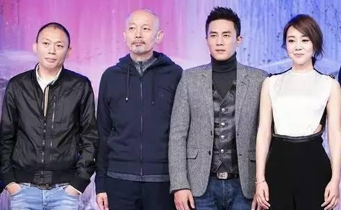 这张4人合照，我认出了胖瘦合度、方颐大耳的葛优，也认出了楚腰卫鬓、玉指纤纤的闫妮