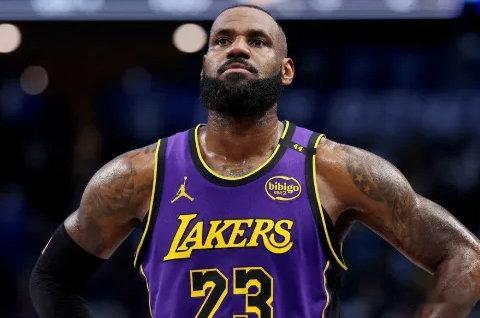 根据Shams Charania的报道，勒布朗-詹姆斯将继续自己的NBA生涯，2