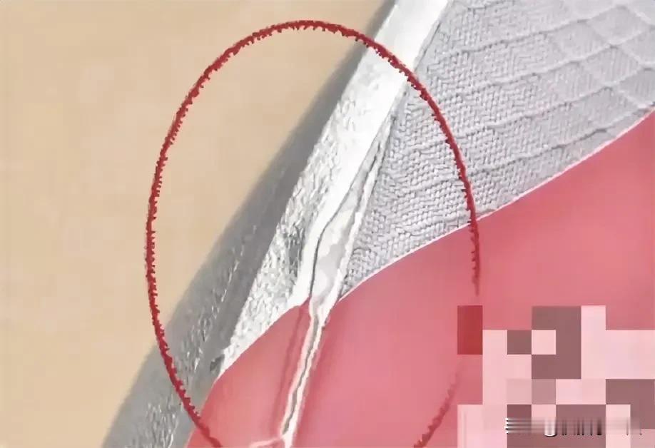 顾客买鞋刚出门就裂开，店长嘲讽“等这1000块过年？”，最后谁尴尬了？

郭女士