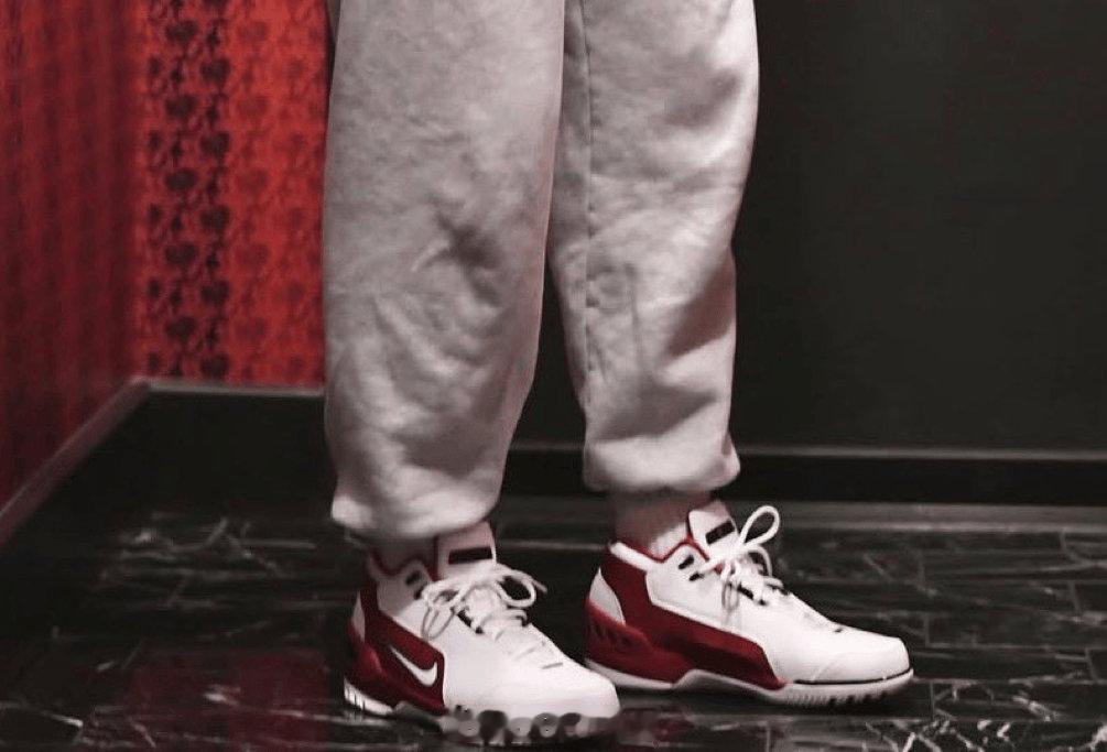 詹姆斯赛后谈及库里穿他的球鞋：“这么说吧，他是史上最伟大的球员之一，真的。他穿了