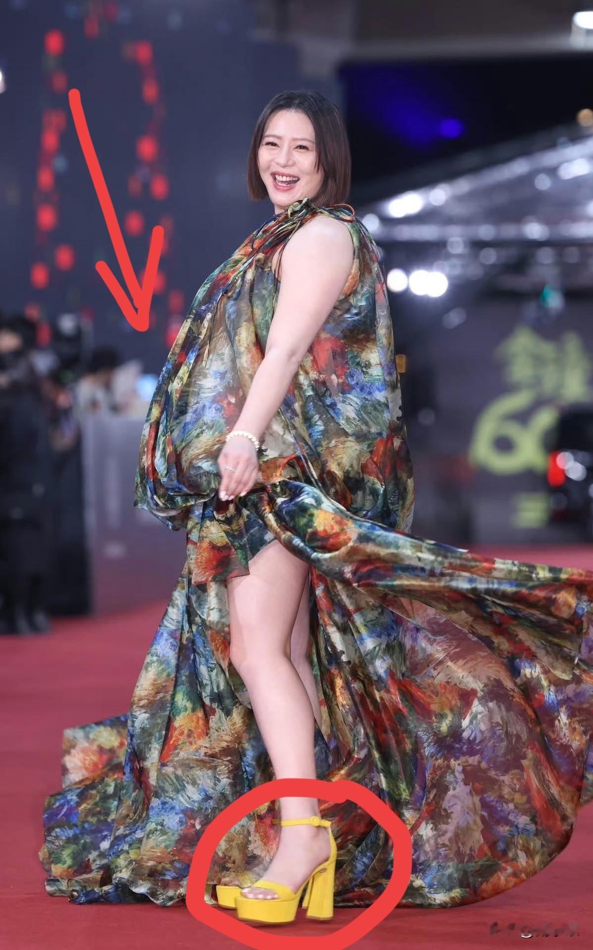 这才是孕妇最美模样！穿高跟鞋、挺8个月孕肚走金钟奖红毯，刘品言抢所有人风头？
