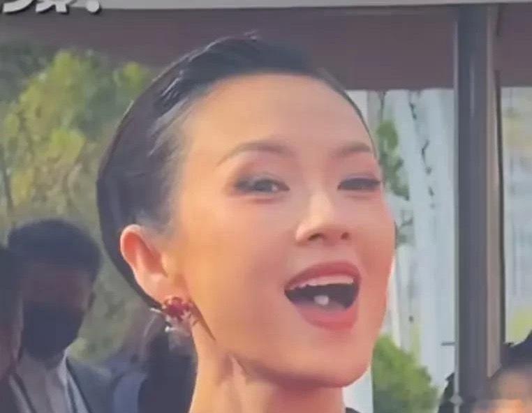 原来娱乐圈的化妆师朋友说的都是真的，看了章子怡嘴里含着一颗薄荷糖，我终于信了她说