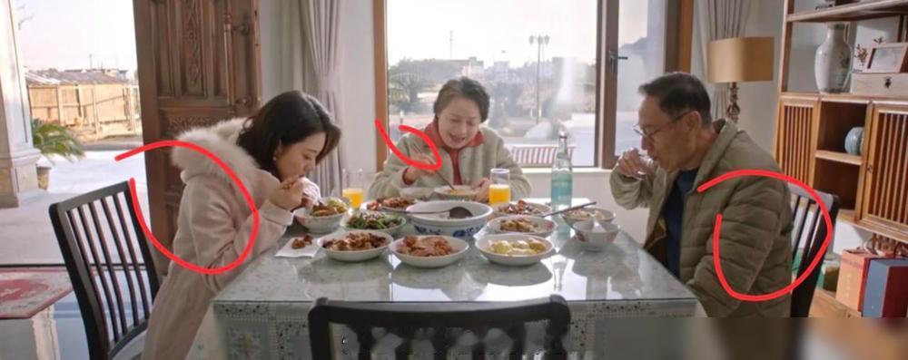 为什么江浙农村在屋里都不脱外套？《骄阳似我》里，聂曦光回农村奶奶家，从外面进到屋