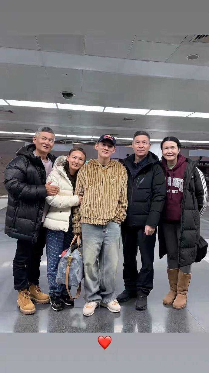 寻找开幕式中的苏翊鸣 为苏翊鸣加油明天凌晨苏翊鸣又会以什么姿态出现在开幕式呢？从