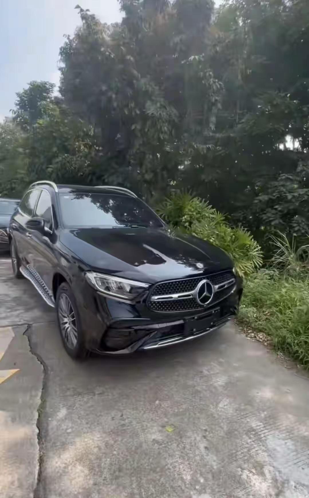 河南洛阳，夫妻俩看中了一辆奔驰GLC300 L，总价将近30万。为了争取优惠，他