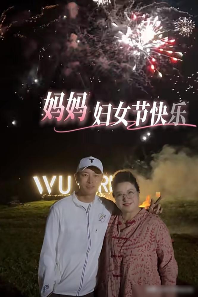 贾乃亮妇女节给妈妈放烟花，那温情劲儿，可有网友一眼就瞧出不对劲了！
 
3月8号