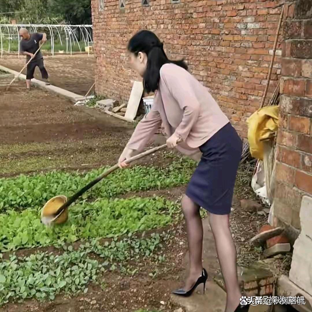 第一次带她回老家
她就帮忙浇菜地