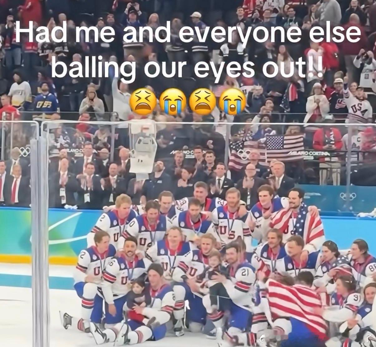 美国冰球队夺冠合影致敬已故队友 领奖台上没有忘记故人，队员把Gaudreau的孩