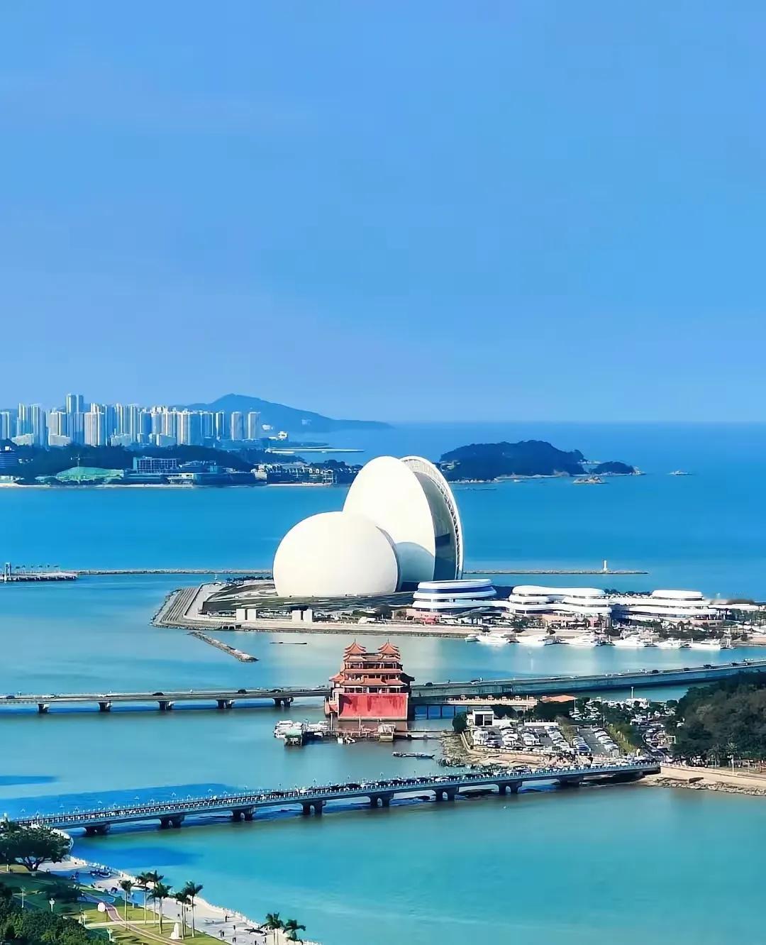 珠海最好玩的十个地方
​1、第一名：珠海长隆海洋王国。
2、第二名：外伶仃岛。