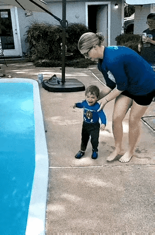 我估计咱们没有这样带孩子的，万一呛一口水，那不就完了。