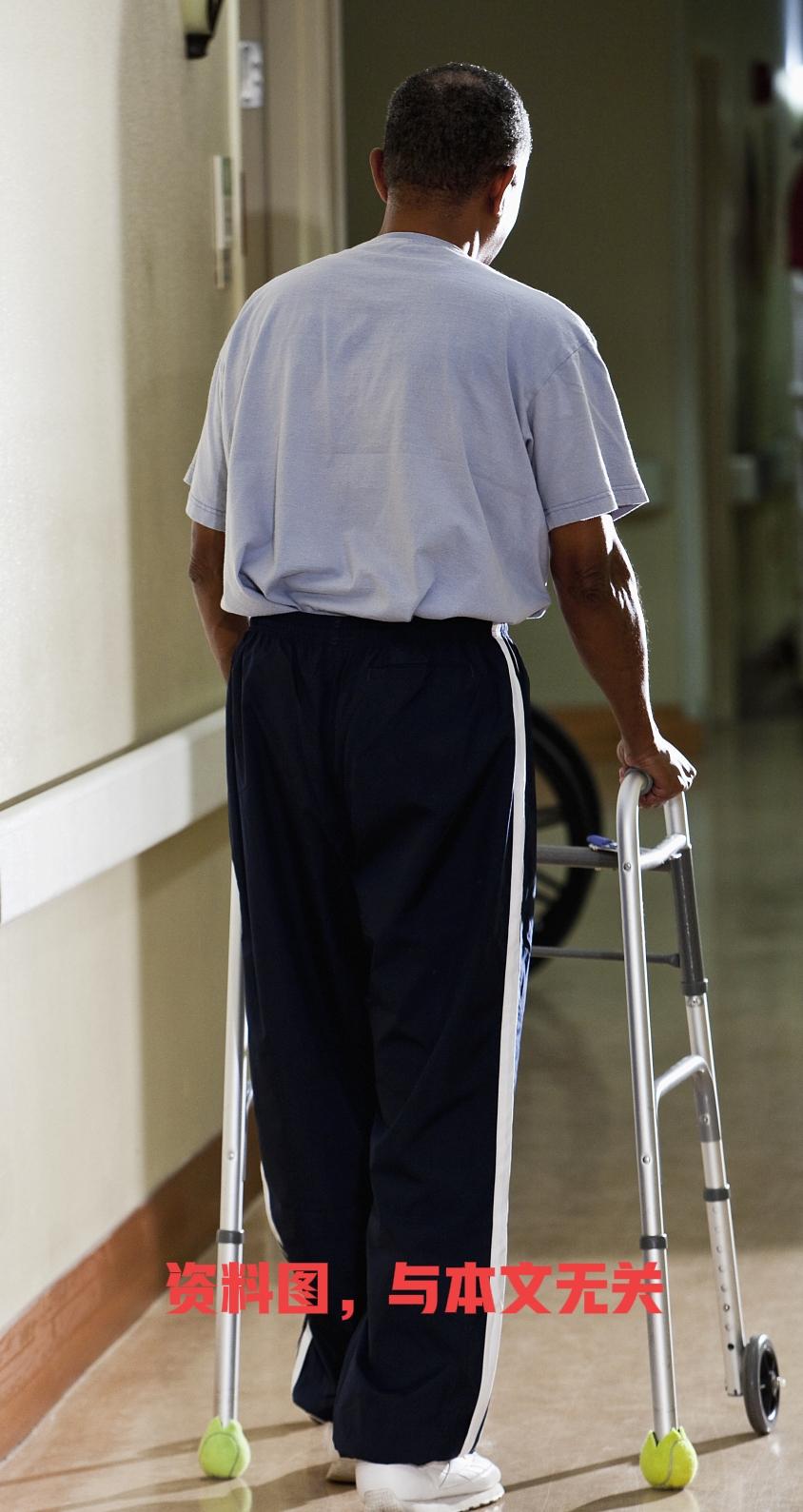78岁的二舅得了脑梗还不消停，在家对保姆和儿媳动手动脚、到养老院还去猥亵智障老太