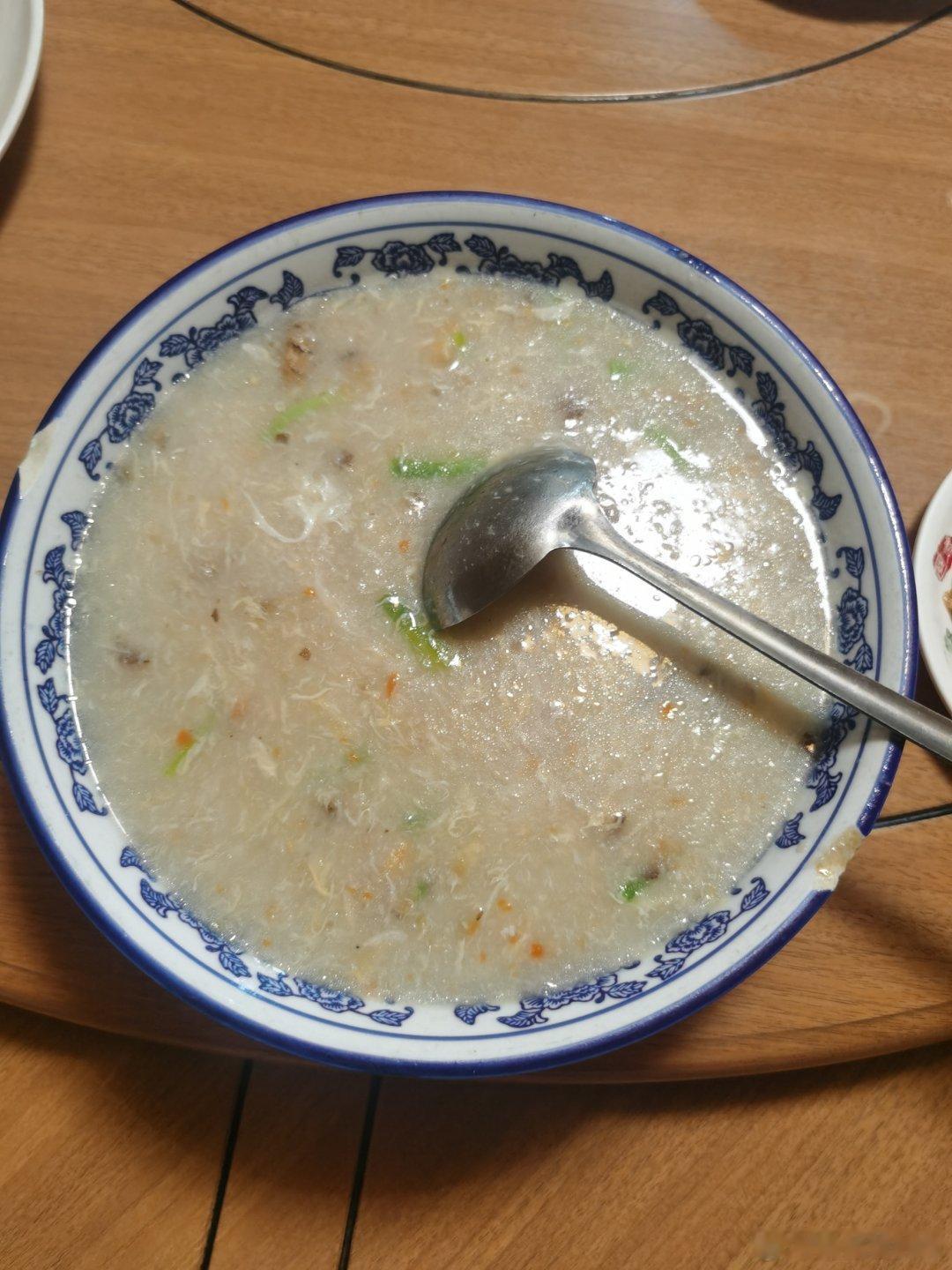 今天在武夷山吃饭的时候，林老师给我们特意点了碗山药羹，值得注意的是，这个是用米汤