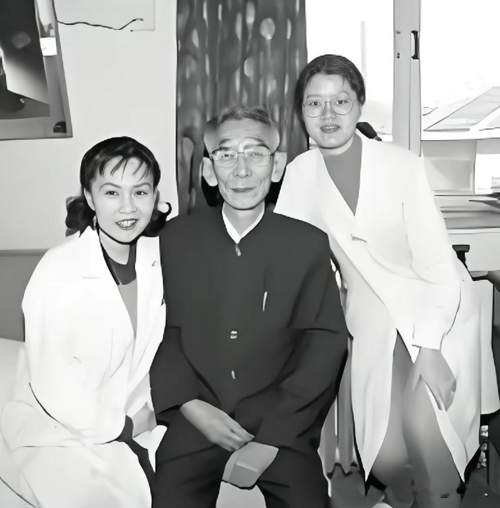 2003年马三立在住院期间和医务人员，一张罕见的留影。他一辈子很低调，平易近人。