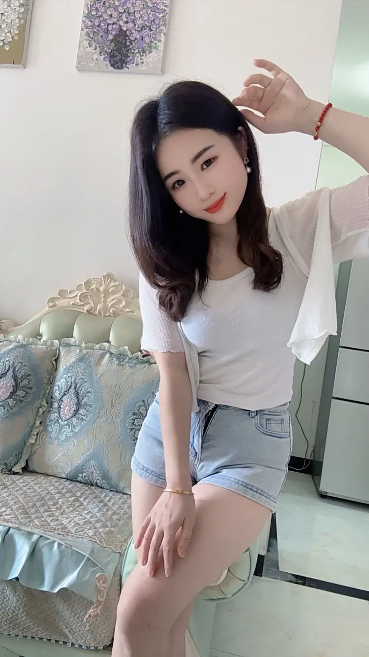 在这个充满诱惑的世界里，如果有个人能让你安心，那他一定比这个世界更迷人…