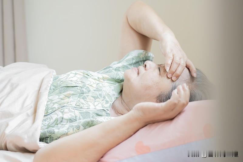 陪家中老人午休踩过不少坑，后来特意摸清细节才敢安心照做。
之前我妈趴在餐桌睡了近