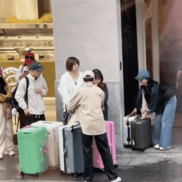 龚俊捂嘴  龚俊忙前忙后的搬行李🧳都是跑着上下楼的，搬完之后热的直流汗😥，到