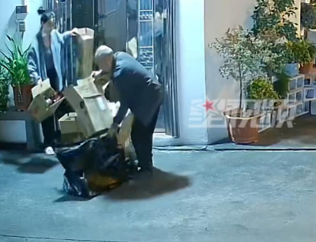 寒冷的冬季，陌生人之间小小善举，就会给这冰凉的世界，带来一丝温暖。
前不久，福建