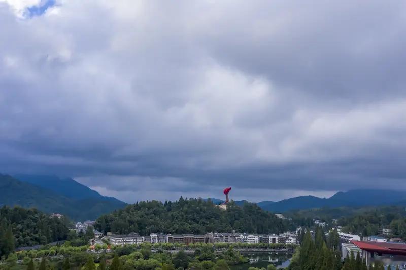江西，着实是一处宝藏之地！井冈山，作为红色圣地，当七月都市被滚滚热浪笼罩时，这里