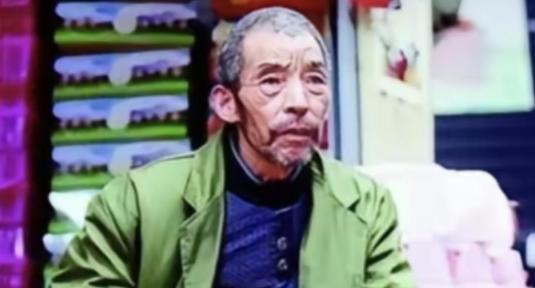 1992年，武汉街头的煎饼摊主捡到2个女婴,他终生未娶，二十年后，女儿们成了博士