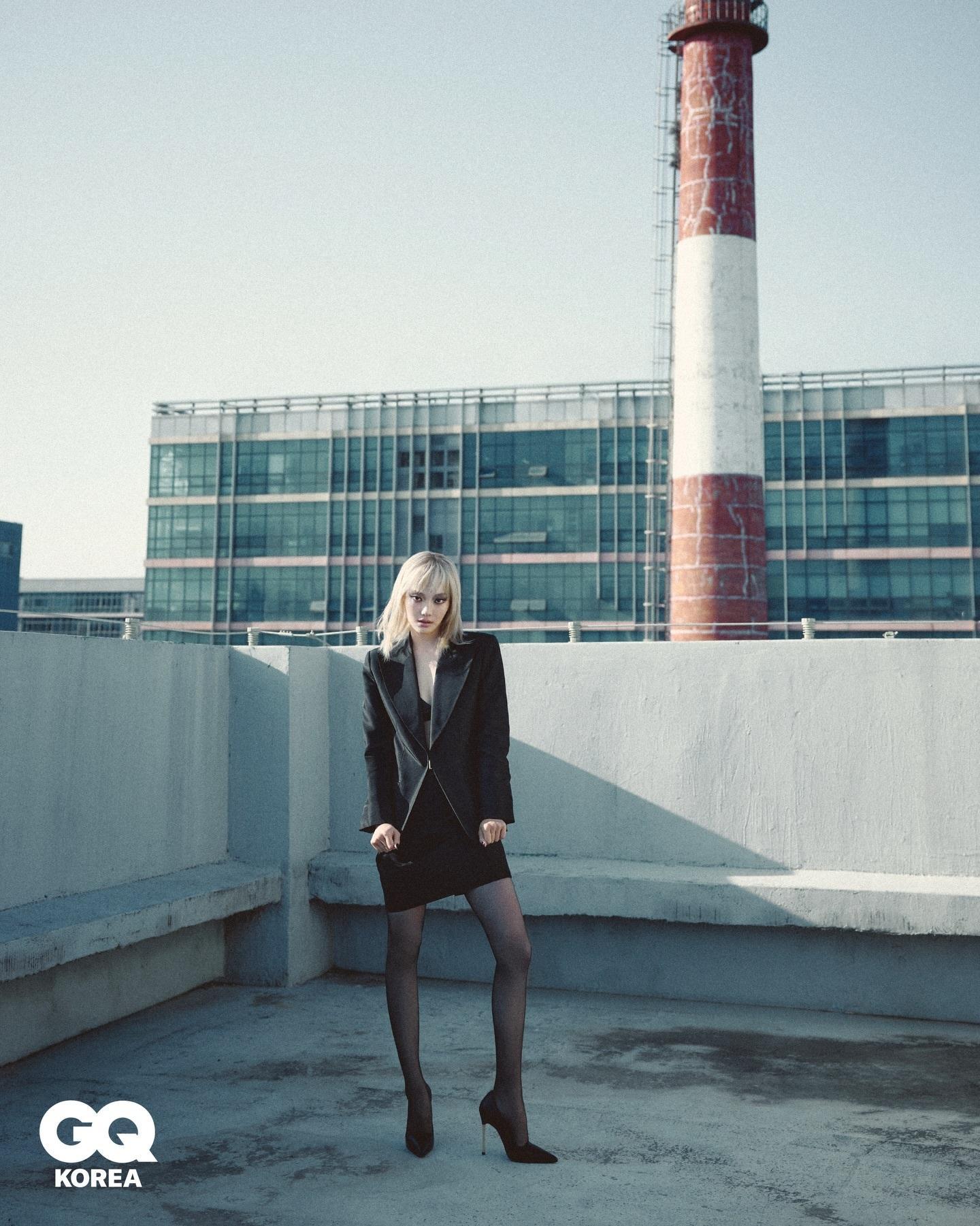 宁艺卓韩版《GQ》2026年5月刊封面大片释出，时髦姿态，冷冽摩登。超会拍的GU