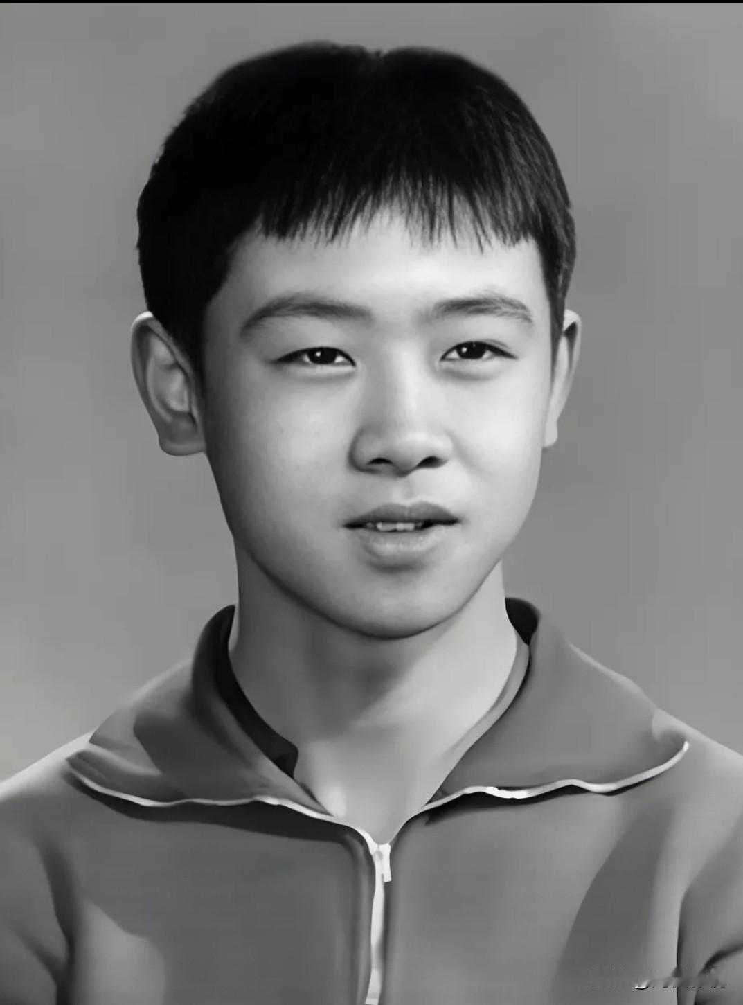 仔细看，这个小男孩从小到大没变过样儿，一直英俊帅气，一身正义。曾参演过的《便衣警