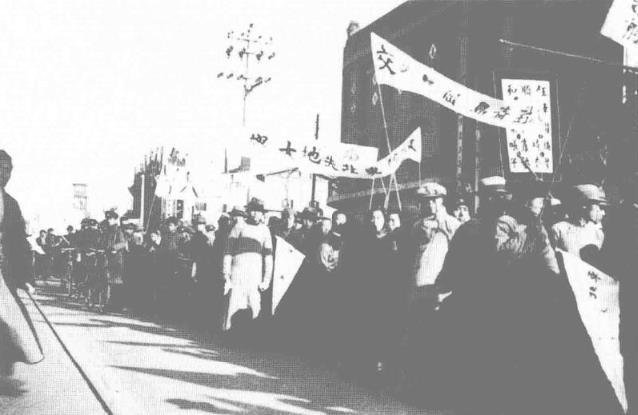 1935年12月9日，中共北平临时工作委员会及北平学联领导和组织爱国学生数千人，
