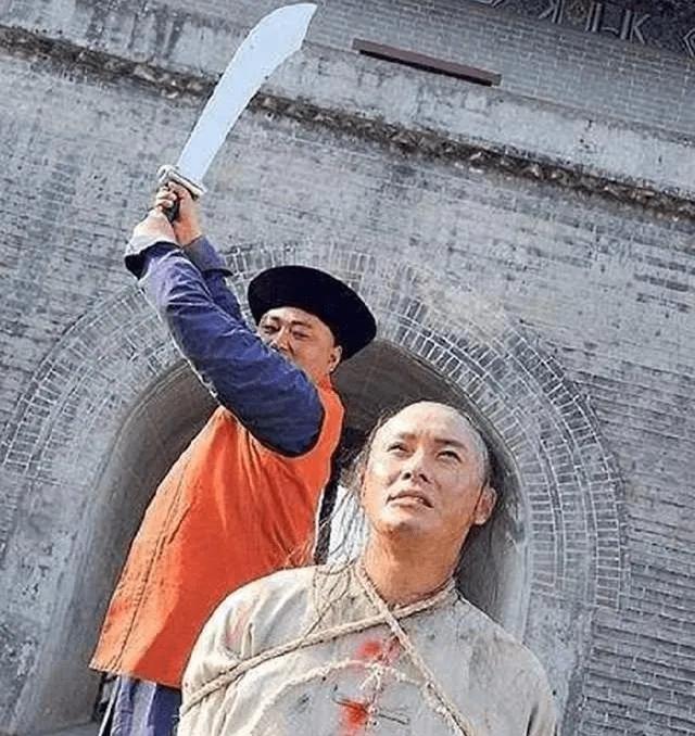 1896年，18岁的慈禧近侍寇连材，被押到菜市口行刑。只见他整好衣冠，坦然朝皇宫