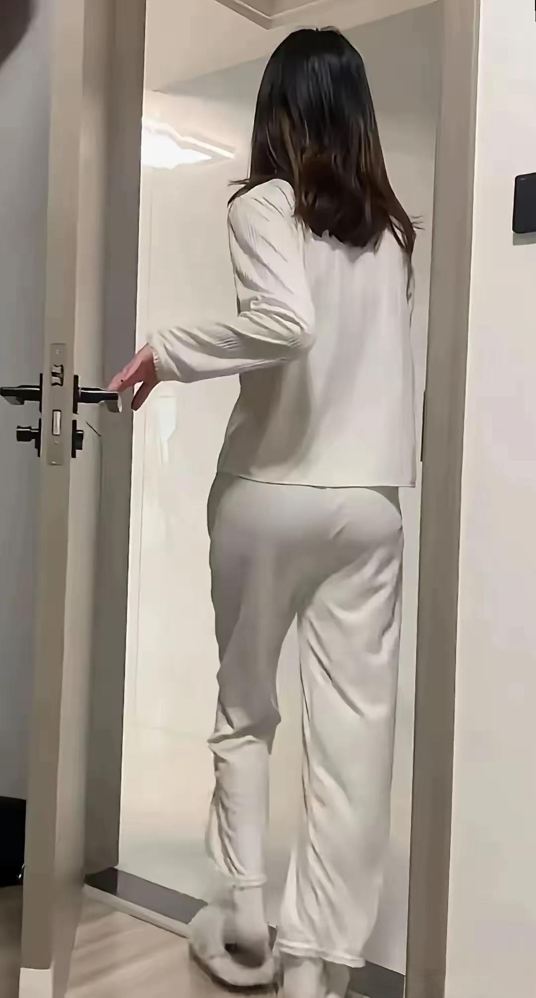 简约白色套装，清新自然，轻松出行！