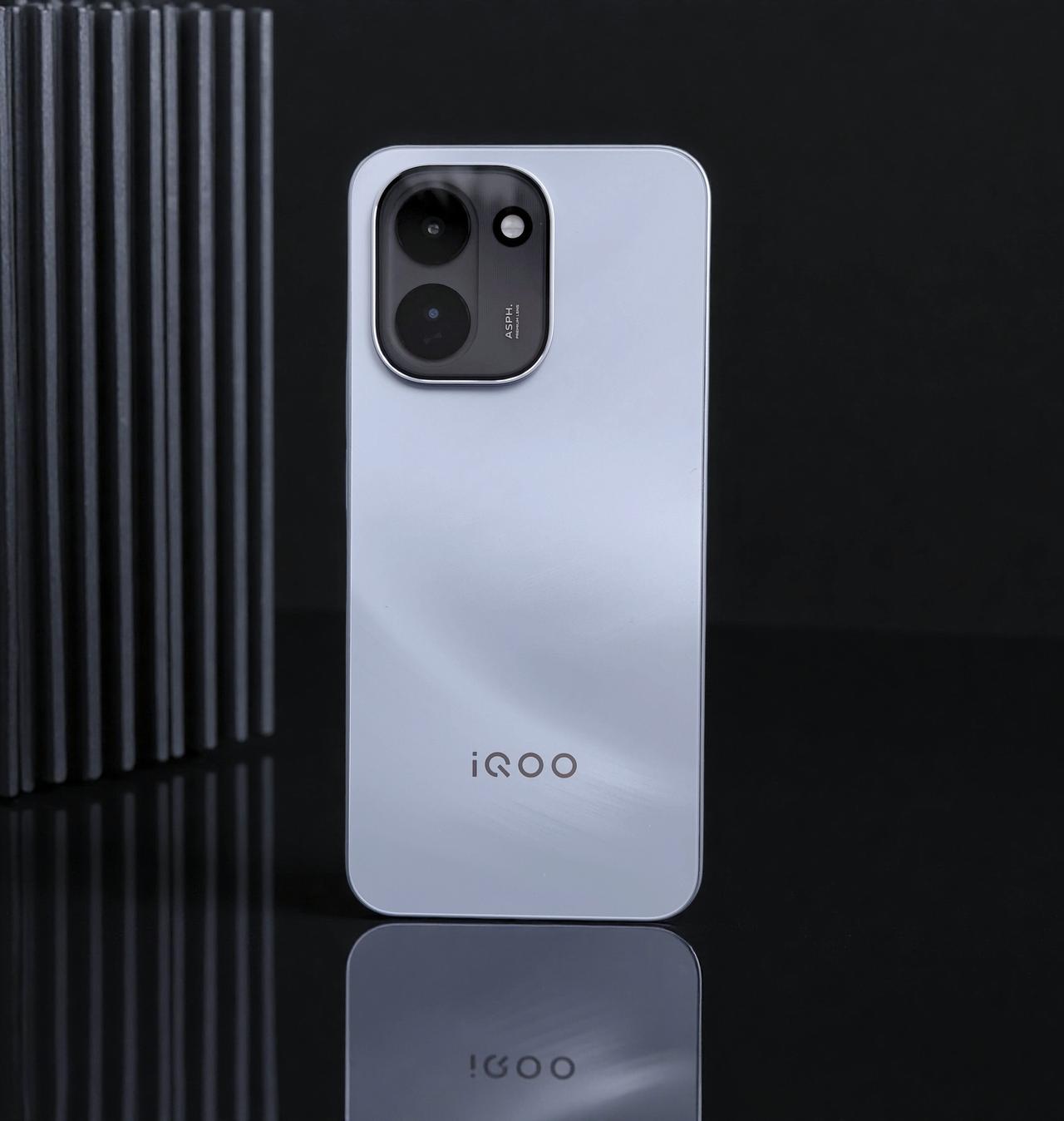 iQOO Z11使用体验分享，我们体验的这款是沧浪浮光配色，转动时光影流动如湖面