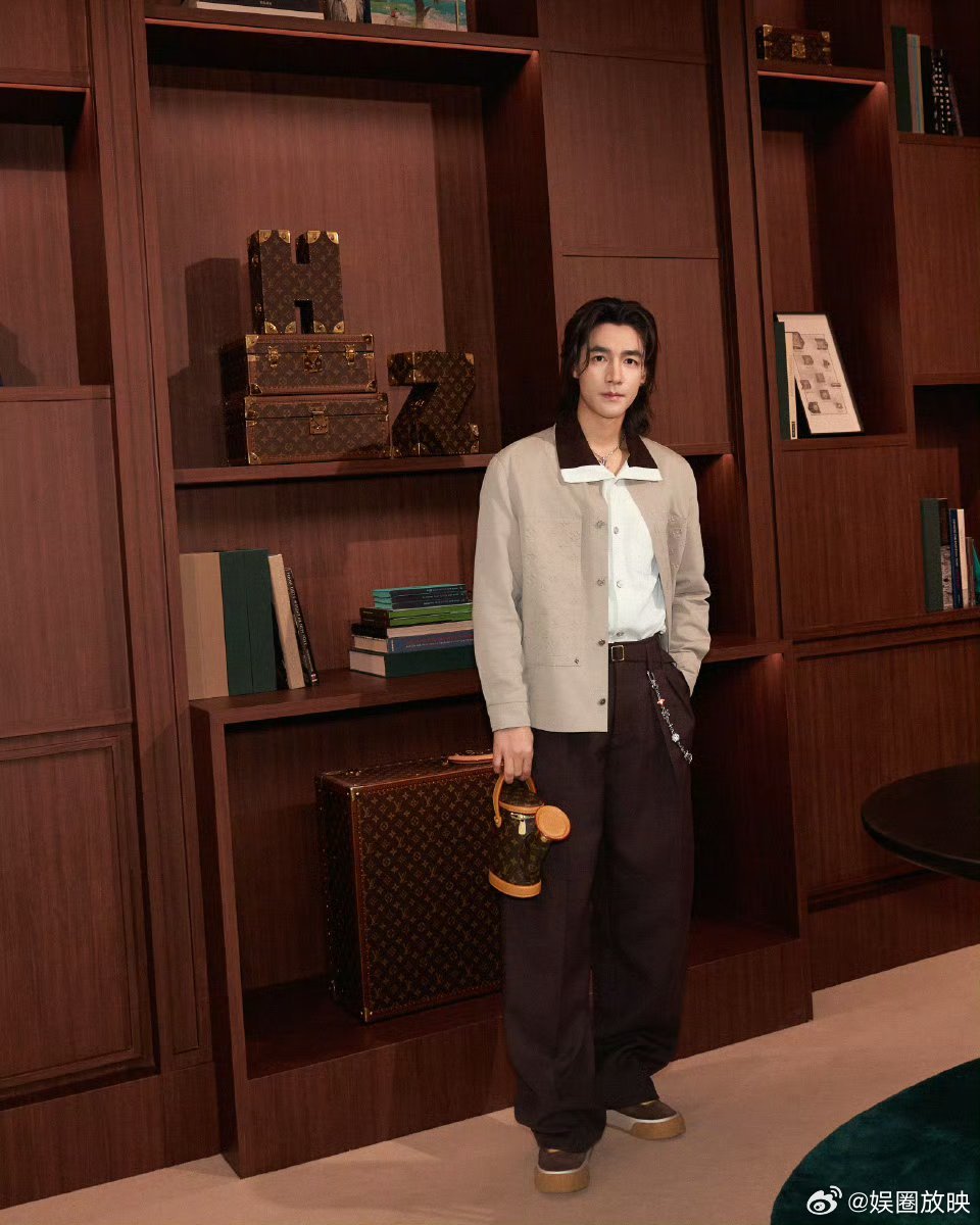 此沙路易威登品牌挚友恭喜此沙官宣LV品牌挚友！从银幕新秀到戛纳红毯焦点，他与LV