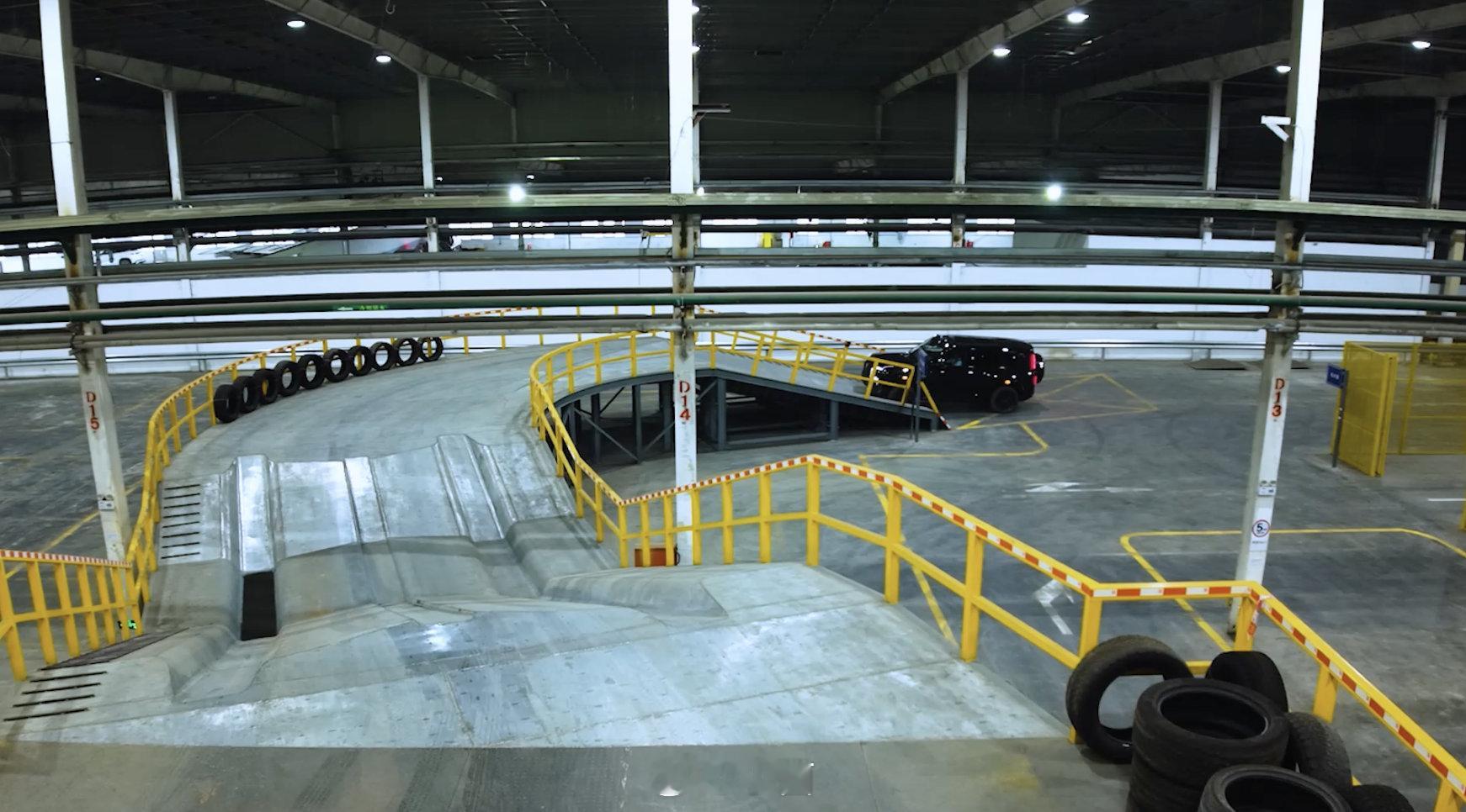 有个细节挺有意思：那套45度坡的钢板，被爬得多了，表面跟镜面似的。人站上去，脚底