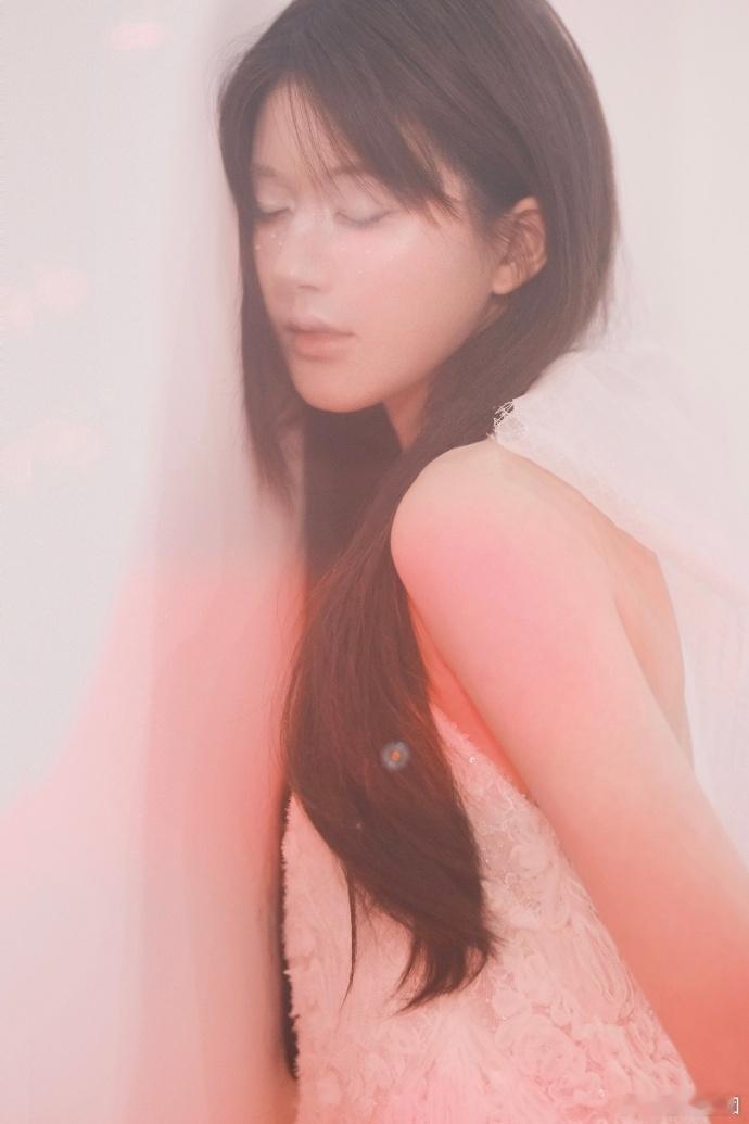 #赵露思羽毛光影大片##赵露思26岁生日写真大片# 赵露思在26岁生日之际，用这