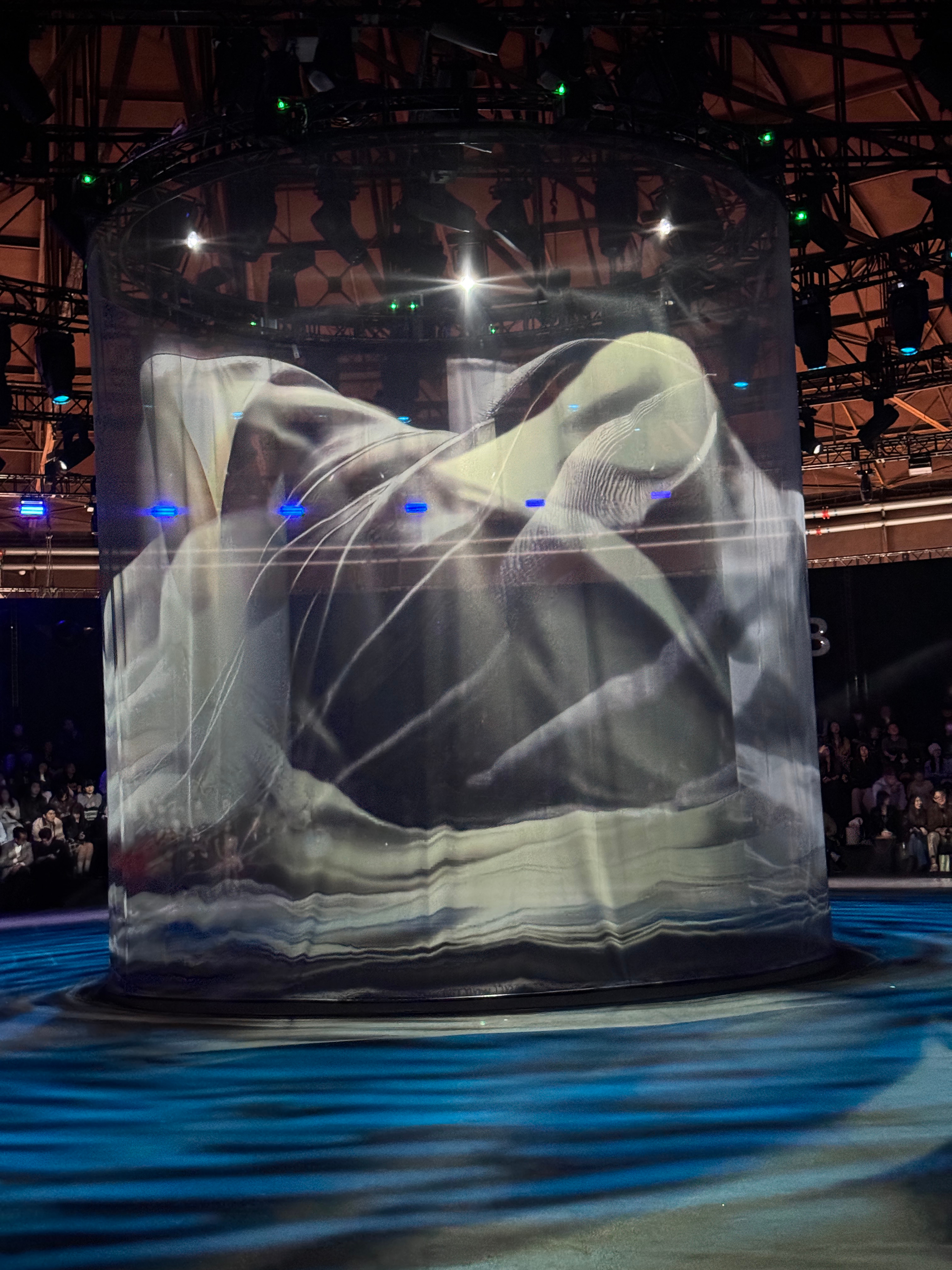 今日赴一场「质」造之约✨从天然纤维到高光面料在素然与流光之间感受春装的松弛与精致