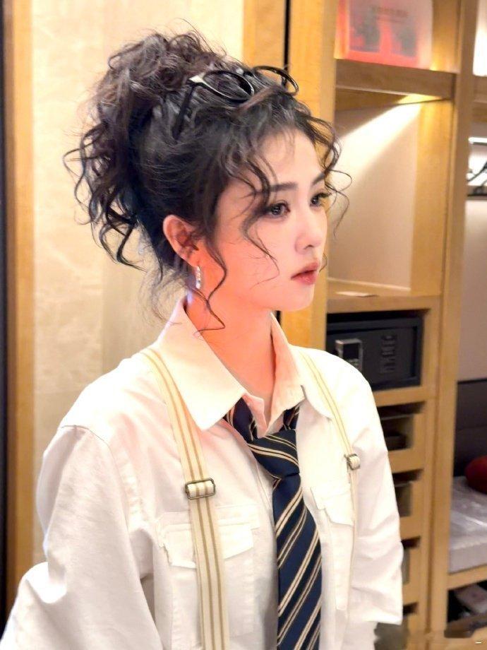 白鹿美式卷毛造型 白鹿谁说甜心一定要黑长直，羊毛卷配她笑起来的样子，又元气又有点
