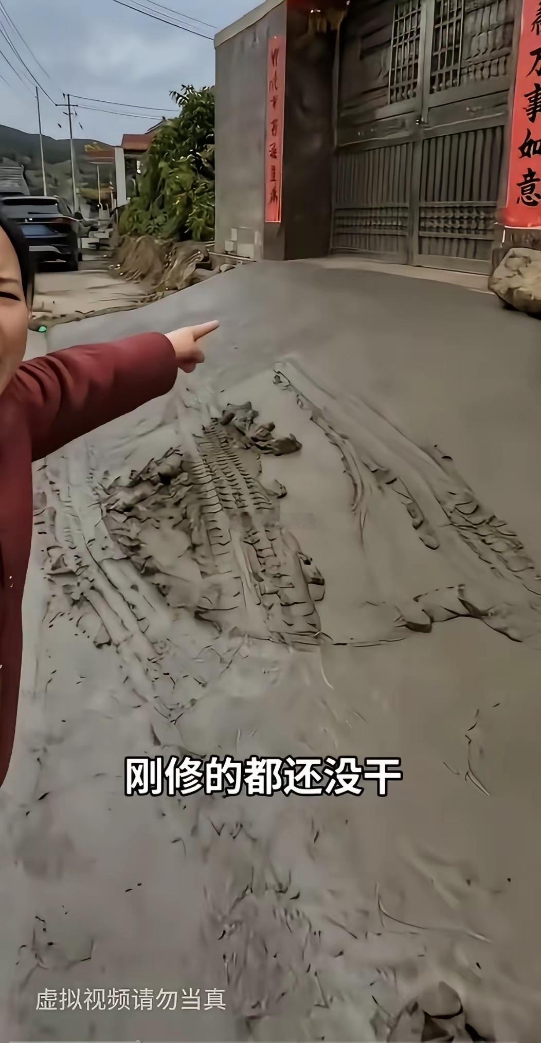 大妈瞧见自家门口刚修好的坡道被过往车辆压成这般模样，气得破口大骂。这坡道占了公共
