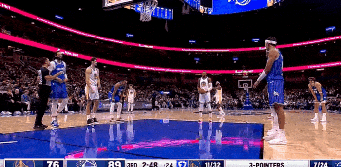 不容易啊！霍福德命中赛季首个罚球！
在今天NBA常规赛勇士对阵魔术的第三节比赛中