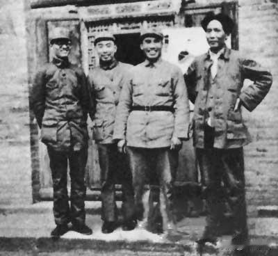 1937年延安窑洞前珍贵原版黑白合影。
毛泽东、周恩来、博古、朱德四位革命领导人