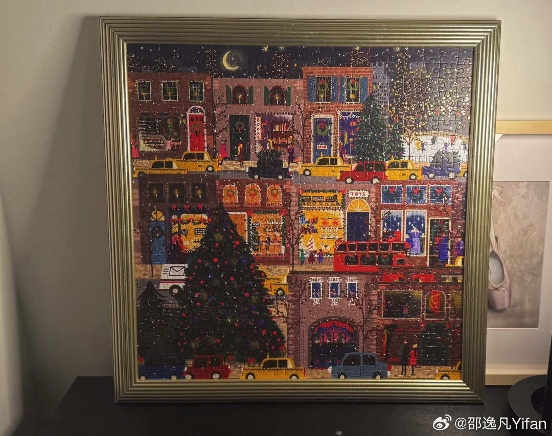 这个画框感觉得有好几十年了，但是能看出来当时是好东西，真木头真玻璃。不过我把玻璃