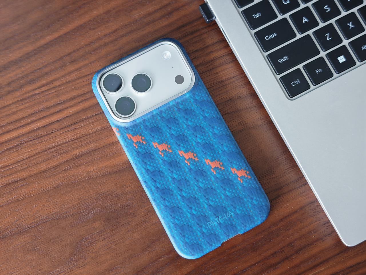 给手里的iPhone17 Pro配了个好精致的PITAKA骉骉跃岁手机壳：青格，