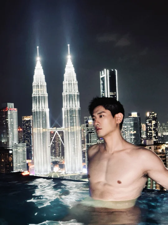 人在游泳 谈恋爱晚点再说