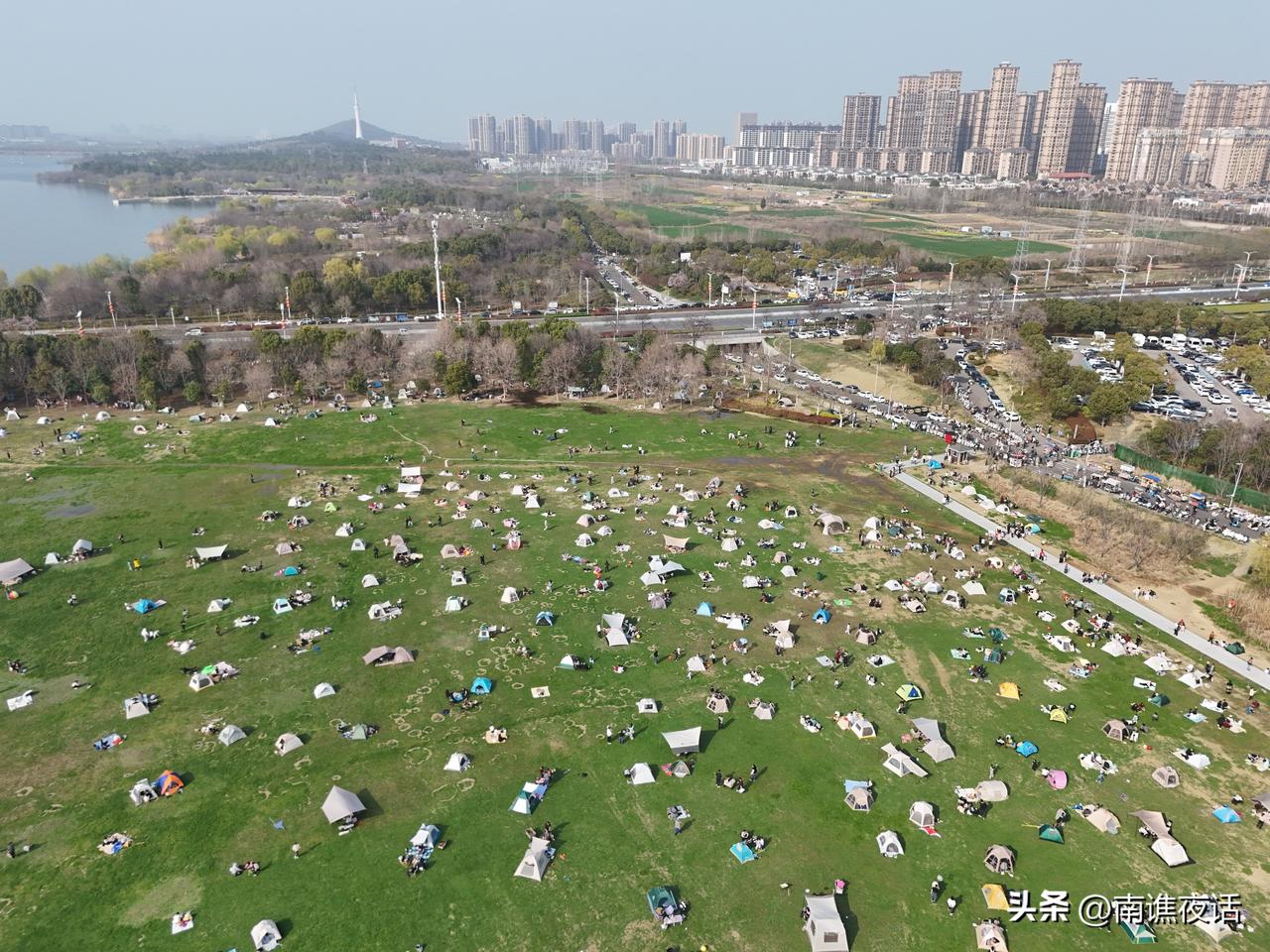 今天周末，春日阳光暖洋洋的。在蚌埠龙子湖东公园大草坪处，市民带着孩子，搭建了上百