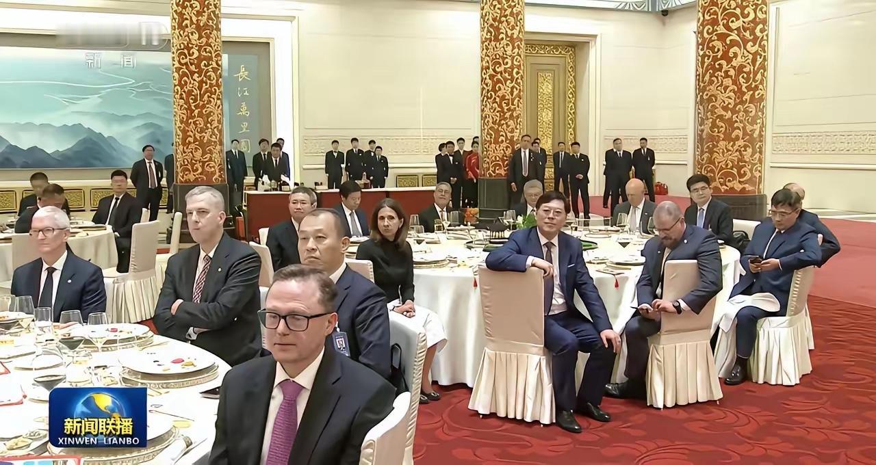 看到一张照片
跟随特朗普访华的美国官员和精英们参加国宴
国宴上的中美官员们“齐集